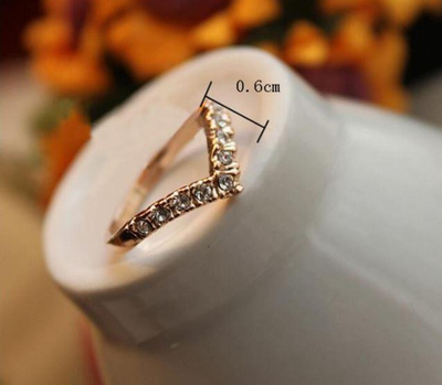 V-Shaped Mosaic Crystal Ring